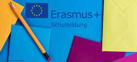 Schriftzug Erasmus+ Schulbildung auf buntem Papier mit Bleistift