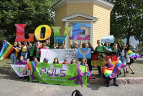 Jugendliche halten Banner und Schilder und das Wort "Love" in den Händen