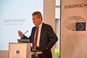 Günther Oettinger hält eine Rede an einem Podium