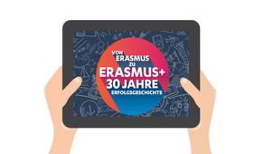 Hände halten Tablet mit Logo "Von Erasmus zu Erasmus+ 30 Jahre Erfolgsgeschichte